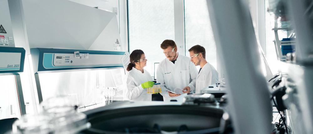 Mitarbeiter des Biotechnologie-Unternehmens Biontech beraten sich im Labor. 