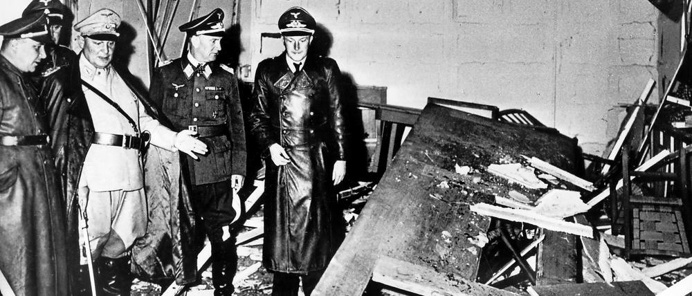 Trümmerhaufen. Reichsmarschall Hermann Göring (helle Uniform) und der Chef der Reichskanzlei, Martin Bormann (l.), im zerstörten Raum der Karten-Baracke. 