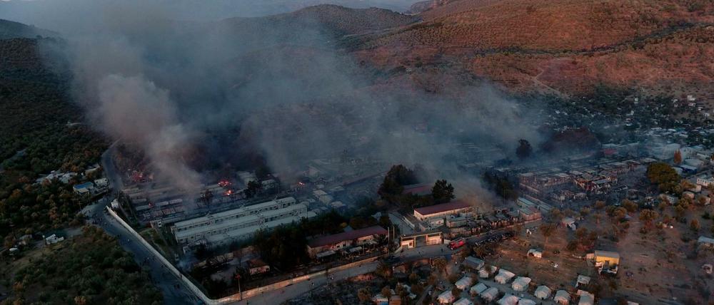 Rauch steigt aus Container-Häuser und Zelten im Flüchtlingslager Moria auf der nordöstlichen Ägäisinsel Lesbos (Luftaufnahme mit einer Drohne).