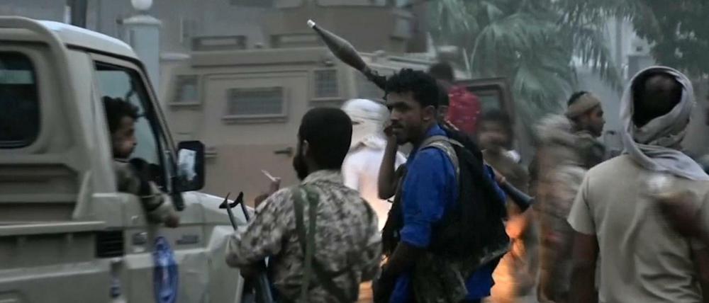 Auf diesem Videostandbild sind Kämpfer des südlichen Übergangsrats (STC) zu sehen, als sie sich auf dem Weg zum Präsidentenpalast in Aden machten. 
