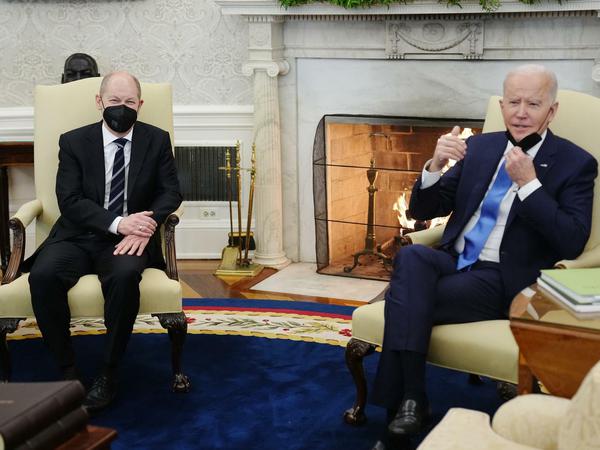 Bundeskanzler Olaf Scholz (SPD, l) trifft US-Präsident Joe Biden im Oval Office des Weißen Hauses.