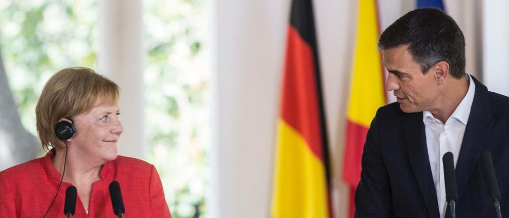 Bundeskanzlerin Angela Merkel und Pedro Sanchez, Ministerpräsident von Spanien, geben eine gemeinsame Pressekonferenz nach ihrem Treffen in der Gemeinde Sanlucar am Rande des Nationalparks Donana. 
