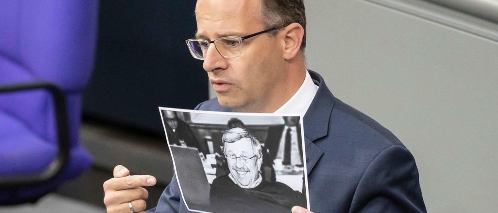 Der CDU-Abgeordnete Michael Brand hält im Bundestag ein Bild des ermordeten Walter Lübcke hoch.