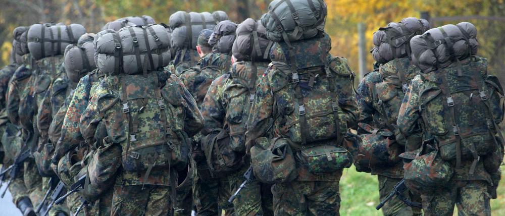 Soldaten der Bundeswehr in der Grundausbildung. 