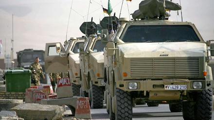 Bundeswehrfahrzeuge vom Typ "Dingo" in einem Camp im afghanischen Masar-i-Sharif