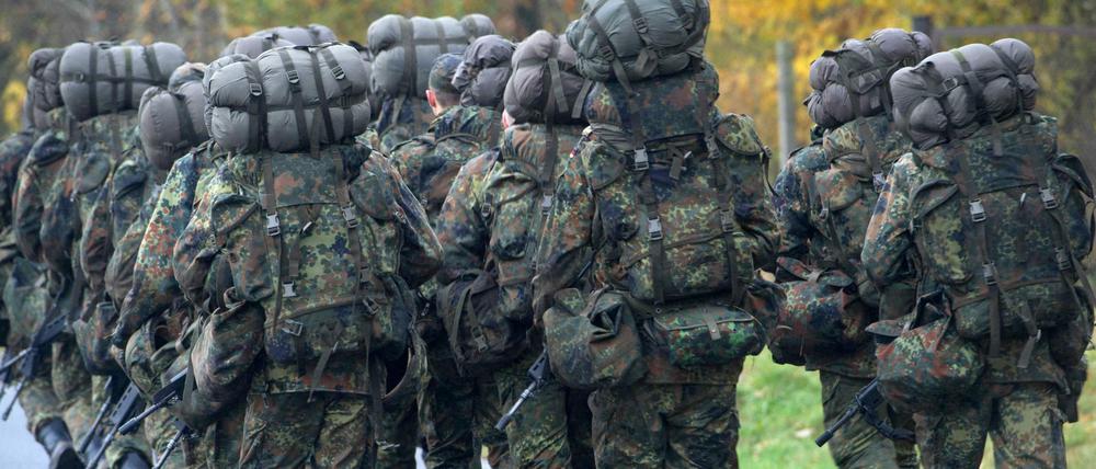 Bundeswehrsoldaten in der Grundausbildung marschieren. (Symbolbild)