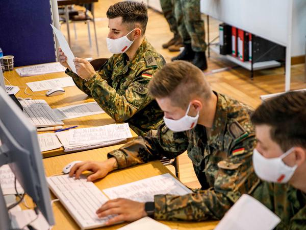 Bundeswehr-Soldaten werten im Gesundheitsamt Berlin-Mitte an Computern die Daten zur Corona-Kontaktverfolgung aus.