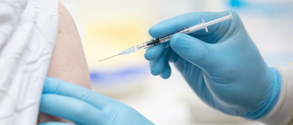 Eine Person wird im Impfzentrum geimpft.