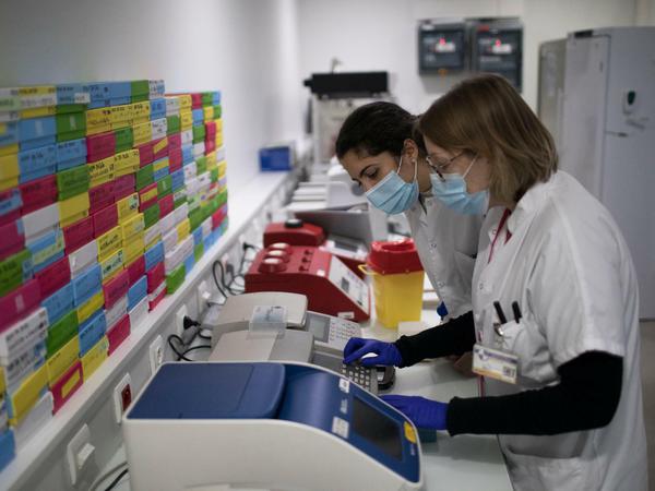 Medizintechniker bereiten im Institut für Infektionskrankheiten des Universitätsklinikums in Marseille Proben vor, um sie auf eine hochansteckende Corona-Mutation zu untersuchen.