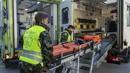 Soldaten versorgen eine Bahre in einem Einsatzfahrzeug der Sanität des Militärs an einem Point de Presse in Basel. Das Spitalbataillon 5 unterstützt die Sanität der Rettung Basel-Stadt.