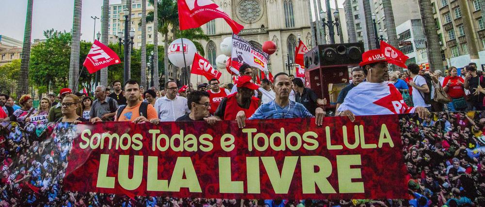 Sao Paulo: Anhänger des ehemaligen brasilianischen Präsidenten Lula da Silva demonstrieren gegen dessen Inhaftierung. 