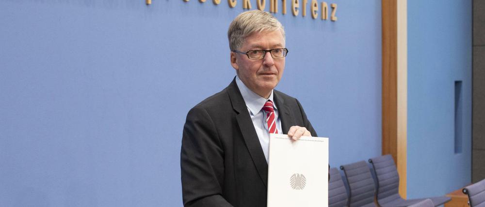 Der Wehrbeauftragte des Bundestages, Hans-Peter Bartels (SPD), stellt seinen Jahresbericht vor. 