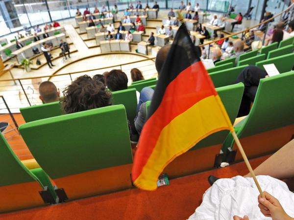 Einbürgerungsfest im Juni 2013 im Landtag von Sachsen. Die CDU wolle Zuwanderung im Freistaat praktisch verunmöglichen, meint die Linkspartei.