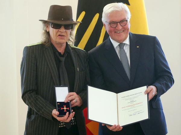Anfang Oktober in Berlin: Bundespräsident Steinmeier verleiht Rocksänger Udo Lindenberg das Bundesverdienstkreuz. 