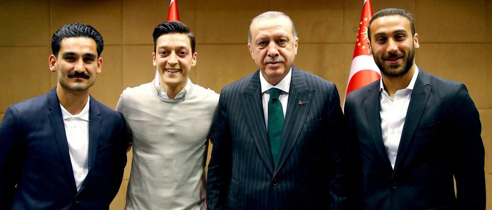 Der türkische Präsident Erdogan (2.v.r.) mit Ilkay Gündogan (l.), Mesut Özil (2.v.l.) und Cenk Tosun (r.).