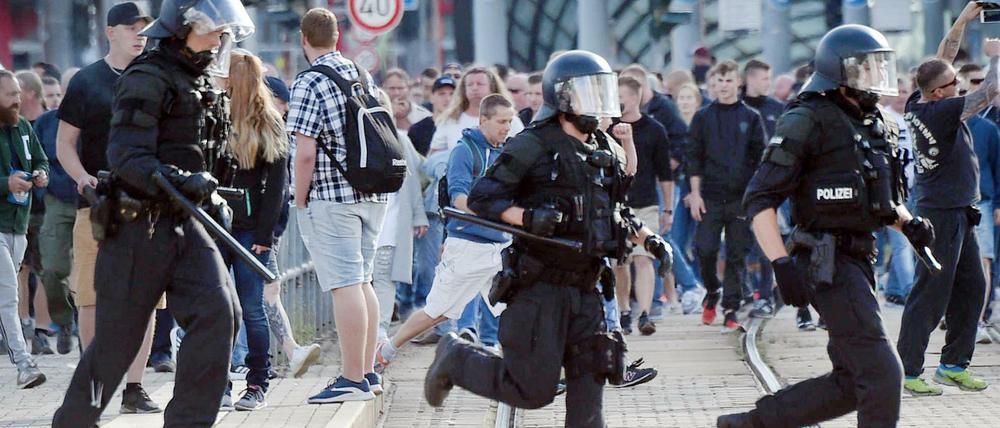 Polizisten laufen nach dem Abbruch des Stadtfestes Chemnitz über eine Straße. 