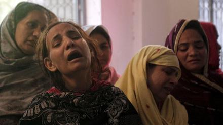 Eine Frau in Lahore, Pakistan, weint bei einer Trauerfeier um ihre Familie, die bei dem Terroranschlag am Sonntag ums Leben gekommen ist. 