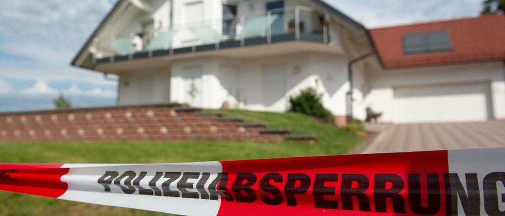 Absperrband mit der Aufschrift "Polizeiabsperrung" ist vor dem Haus des verstorbenen Kasseler Regierungspräsidenten Walter Lübcke (CDU) zu sehen.