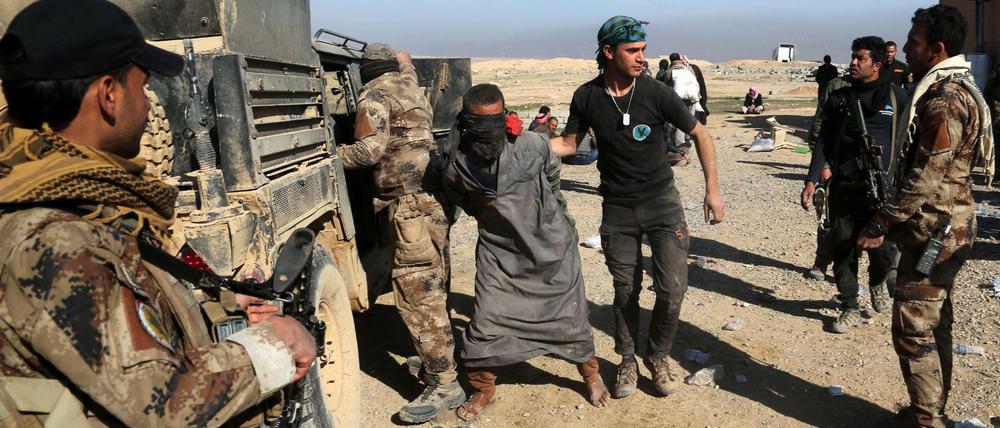 Soldaten einer irakischen Spezialeinheit verhaften einen IS-Kämpfer. 