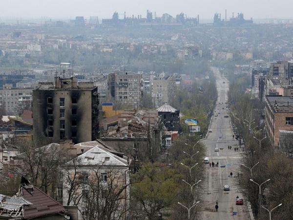 Das zerstörte Mariupol - am Horizont ragt das Stahlwerk Azovstal, die letzte Bastion der ukrainischen Soldaten, in die Luft.