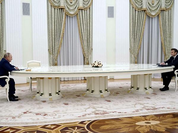 Getrennt durch einen sehr langen Tisch: Wladimir Putin und Emmanuel Macron. 