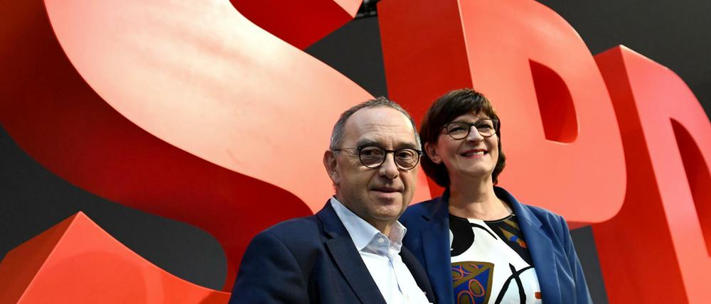 Große Aufgabe für die Neuen: Norbert Walter-Borjans und Saskia Esken, Vorsitzende der SPD, auf dem Parteitag im Dezember.