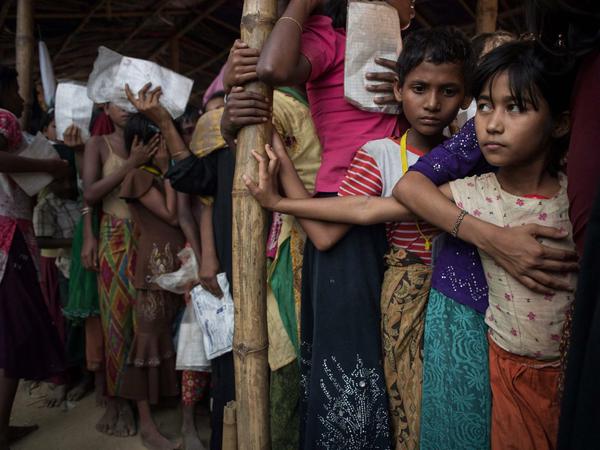 Das große Anstehen. Abertausende Rohingya sind auf Hilfe angewiesen.