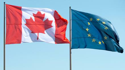 Warten auf die Einigung. Die Flaggen Kanadas und der Europäischen Union. 