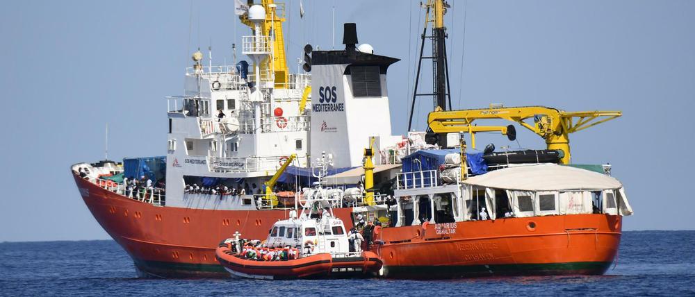 Ein Schiff der italienischen Küstenwache legt am Rettungsschiff "Aquarius" der Nichtregierungsorganisation SOS Mediterranee an.