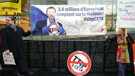 "3,4 Millionen Europäer verlassen sich auf die Wallonie", steht auf einem Protestplakat in Luxemburg. 