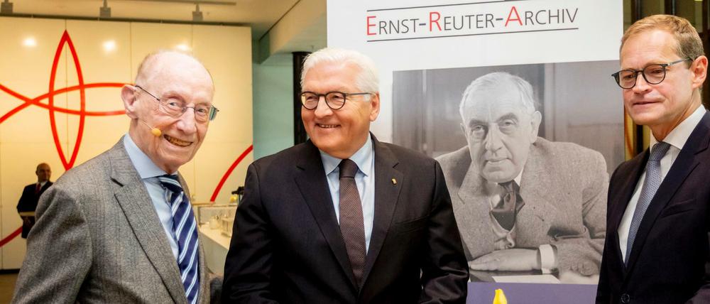 Edzard Reuter, Sohn von Ernst Reuter, Bundespräsident Frank-Walter Steinmeier, und Michael Müller beim Auftakt der Gedenkfeier.
