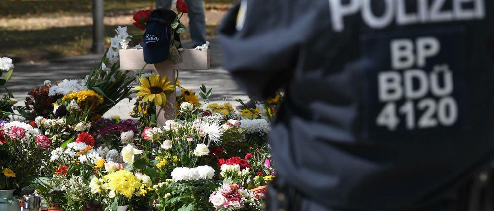 Blumen und Kerzen am Tatort, wo ein 35-jähriger Deutscher bei einer Messerattacke getötet wurde.