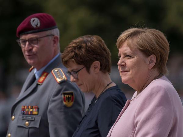 Angetreten: Die neue Verteidigungsministerin Annegret Kamp-Karrenbauer zwischen der Kanzlerin und dem Generalinspekteur der Bundeswehr, Eberhard Zorn.