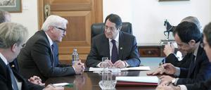 Außenminister Frank-Walter Steinmeier sprach in Zypern auch mit dem griechisch-zyprischen Verhandlungsführer und Präsidenten der Republik Zypern Nicos Anastasiades (Mitte) über den Versöhnungsprozess.