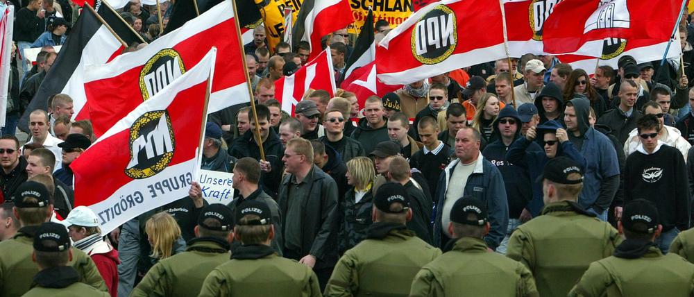 NPD-Anhänger bei einer Demonstration in Rostock 2006. 