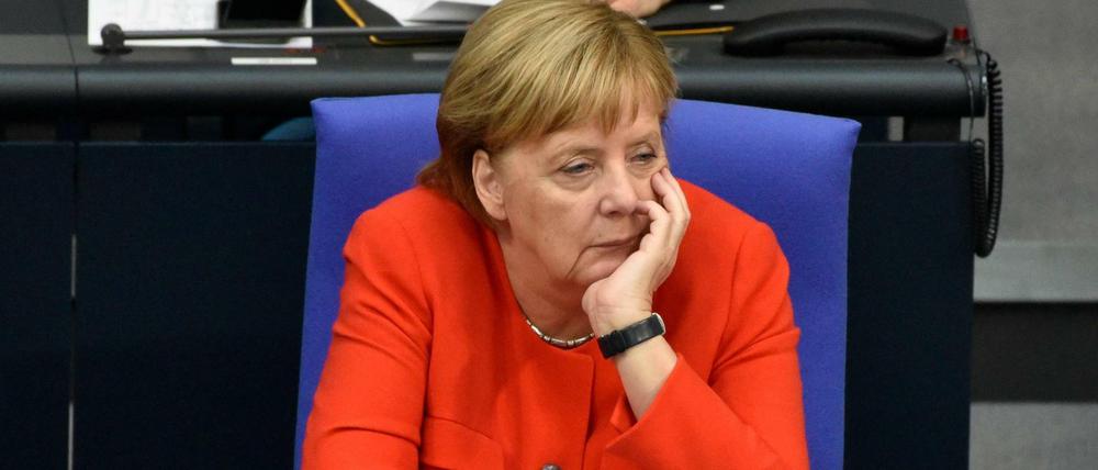 Kanzlerin Angela Merkel (CDU) wirkt gelangweilt bei der Haushaltsdebatte im Bundestag. 