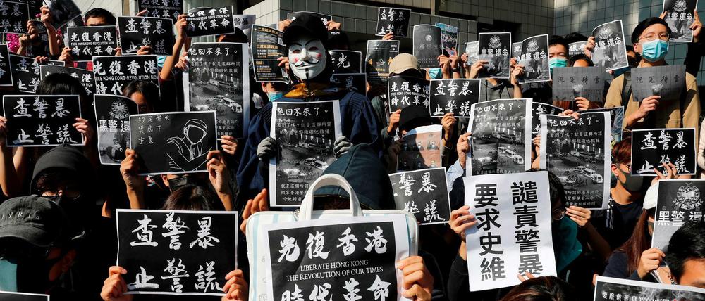 Hongkonger demonstrieren zum Gedenken an den getöteten Studenten.