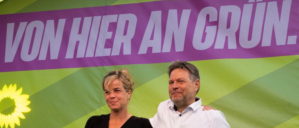 Der grüne Wirtschafts- und Klimaminister Robert Habeck und die Spitzenkandidatin der Grünen für die nordrhein-westfälische Landtagswahl Mona Neubaur bei einer Wahlkampfveranstaltung in Köln.