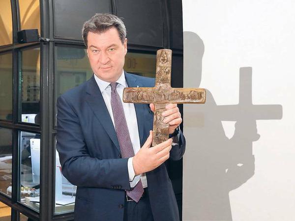 Markus Söder (CSU) schreibt allen bayerischen Landes-Behörden vor, ein Kreuz in den Eingangsbereich zu hängen.