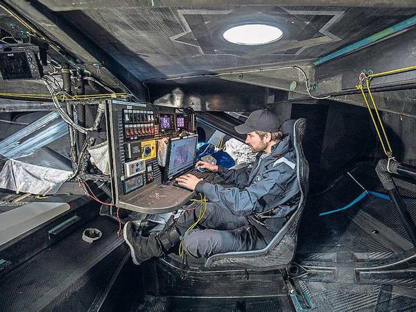 Unter Deck ist die Malizia eine schwarze Höhle, die Carbon-Hülle unverkleidet. Der Skipper sitzt an seinem Arbeitsplatz, dem elektronischen Gehirn seiner Yacht. In dem ergonomisch auf ihn zugeschnittenen Sitz schläft er auch. 