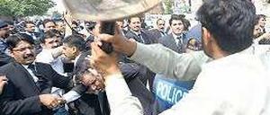 Verhärtete Fronten: Im pakistanischen Rawalpindi kam es zu Ausschreitungen zwischen Musharraf-Anhängern und Anwälten, die gegen den ExMilitärmachthaber demonstrierten. Foto: dpa