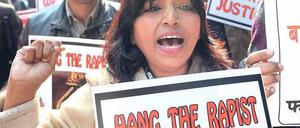 „Hängt sie“ forderten schon im Dezember, kurz nach der Tat, Inderinnen und Inder auf einer Demonstration in Neu-Delhi. Jetzt sind alle Täter wegen Mordes verurteilt; das Strafmaß, wohl die Todesstrafe, folgt in wenigen Tagen. Foto: AFP