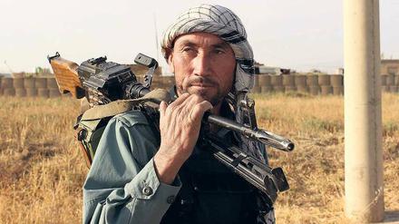 Zurück im Krieg. Nachdem die Taliban Kundus erobert hatten, startete die afghanische Armee am Dienstag eine Gegenoffensive. Viele Menschen brachten sich in einem Lager am Flughafen in Sicherheit.