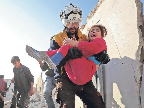 Aus größter Not gerettet. Dieses Mädchen wurde durch einen Bombenangriff im Haus ihrer Eltern verschüttet.