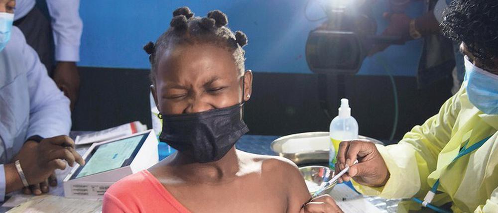 Nachholbedarf. Die Impfquote auf dem afrikanischen Kontinent insgesamt ist mit 6,6 Prozent erschreckend niedrig. In Südafrika, wo dieses Foto im Township Diepsloot nahe Johannesburg entstand, ist die Situation vergleichsweise günstiger. 