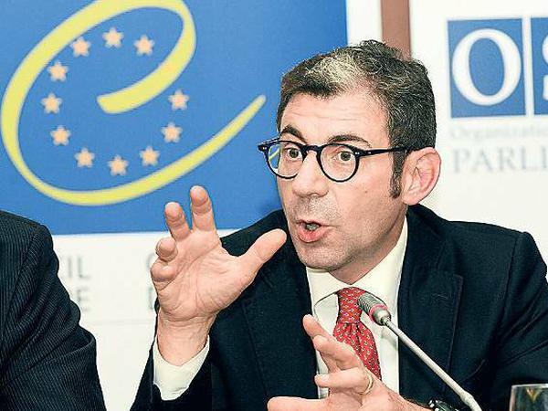 Der italienische Ex-Abgeordnete Luca Volontè muss sich im April wegen Geldwäsche vor Gericht verantworten. Er hatte 2,39 Millionen Euro aus Aserbaidschan erhalten. 