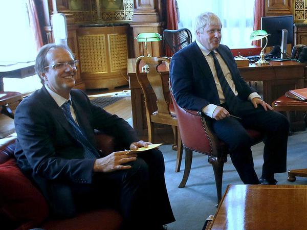 Premierminister Boris Johnson sitzt 2016 mit seinem nun zurückgetretenen Büroleiter Martin Reynolds zusammen.