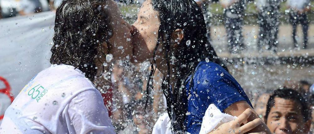 küssende Frauen in Brunnen 