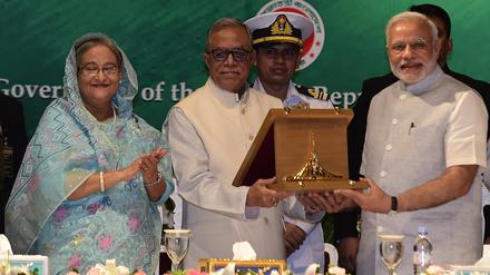 Indiens Premier Narendra Modi (r.) und seine Kollegin Sheikh Hasina Wajid.