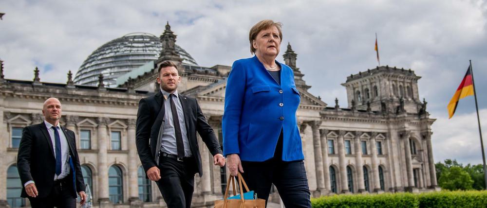 Die Voranschreiterin? Angela Merkel führt gern "von hinten", wie es heißt, aber in Sachen Coronaimpfung könnte das falsch sein. (Das Archivbild zeigt die Kanzlerin mit zwei Bodyguards).